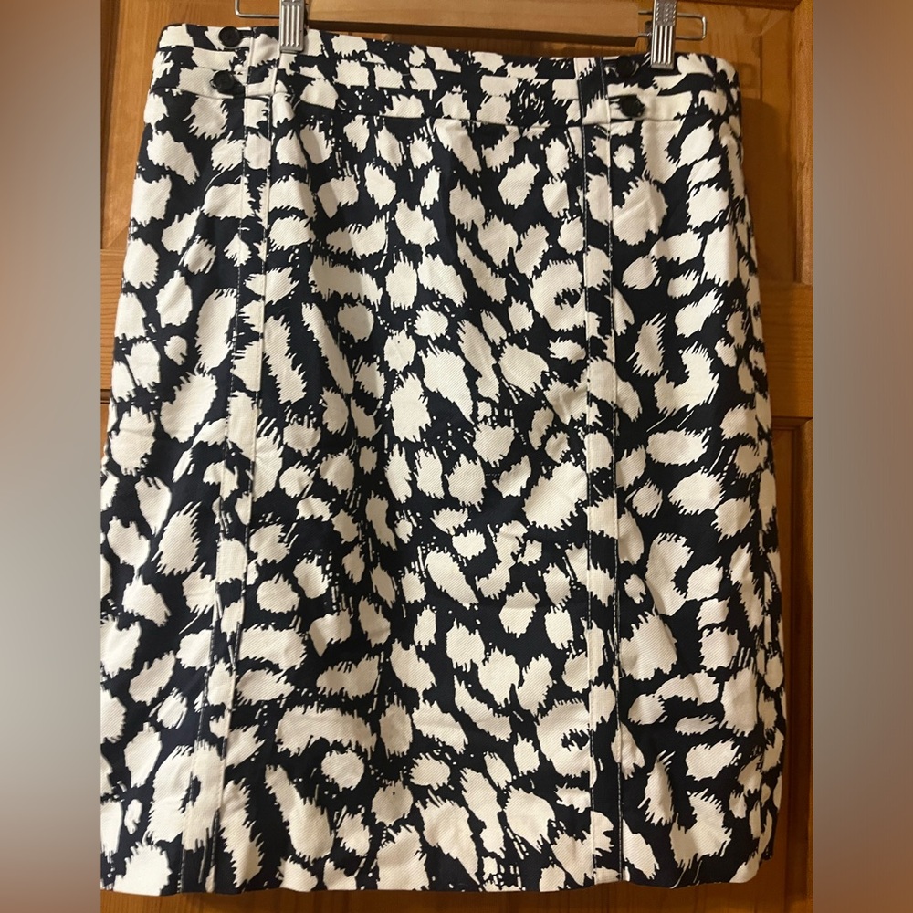 𝅺Ann Taylor Loft navy blue and white dot/swirl mini skirt size 10 22inches